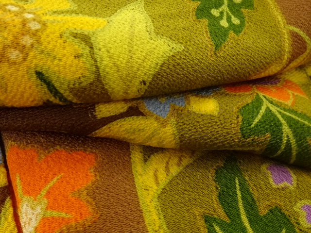  縮緬地　唐花模様　小紋着物